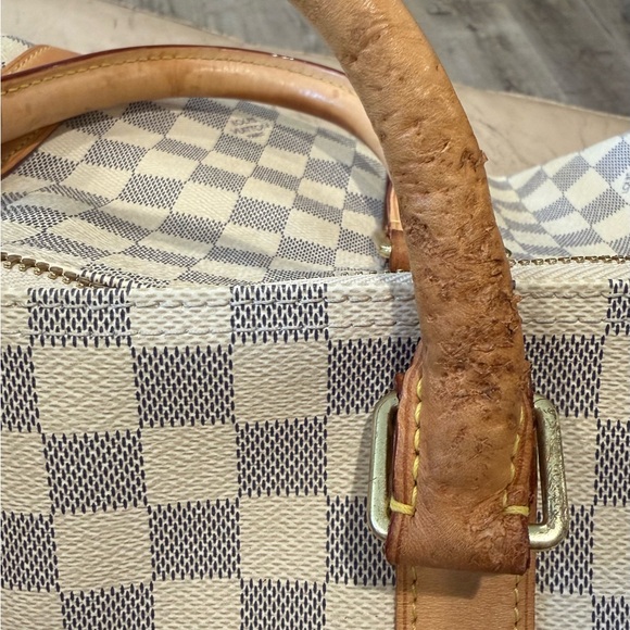 Louis Vuitton duffle bag, two of the straps are damaged as shown in pictures. - Picture 13 of 15